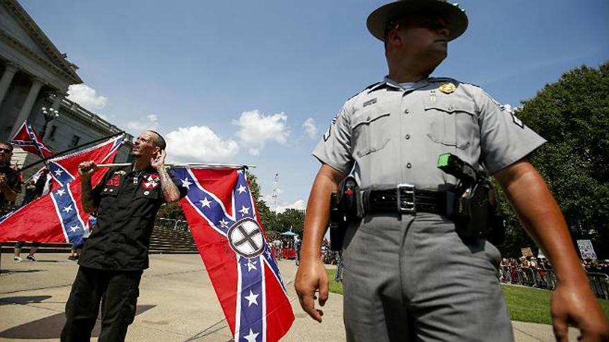 El Klu Klux Klan marcha por las calles de Carolina del Sur