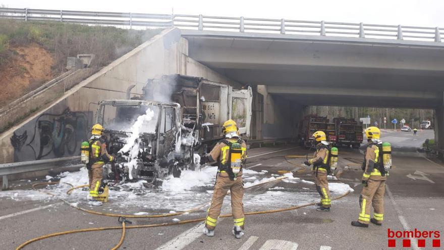 Els Bombers treballant en l&#039;incendi