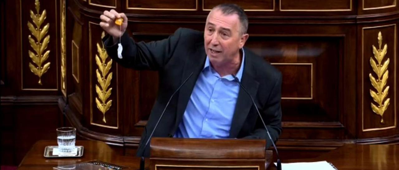 ¿Brindis al sol? El diputado de Compromís, Joan Baldoví, que votó a favor de la investidura de Sánchez a cambio de reformar la financiación autonómica, ofrece tila a los diputados de la derecha durante el debate.