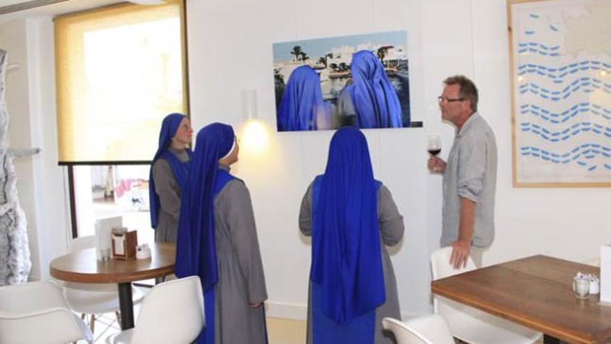 Alain Darré con algunas hermanas del Colegio Virgen Milagrosa en la inauguración.