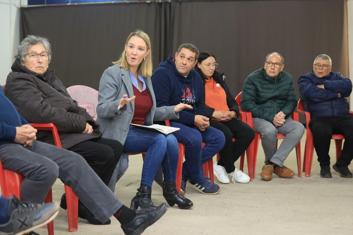 Reunión en la sede de la asociación de vecinos El Roser de Vila-real