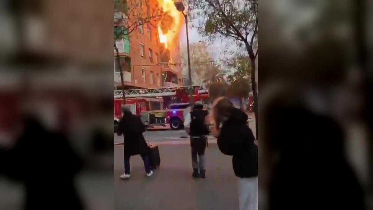 Un camping gas explota durante la extinción de un incendio en Sant Martí