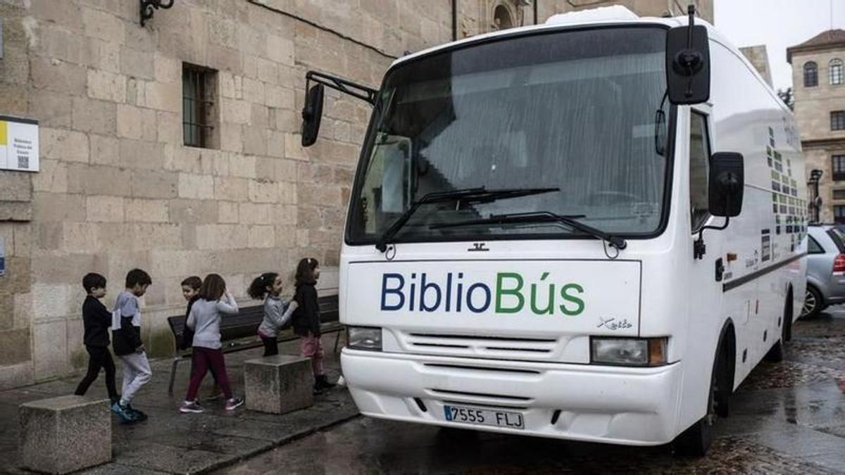 Bibliobús de Zamora, a las puertas de la Biblioteca Pública.