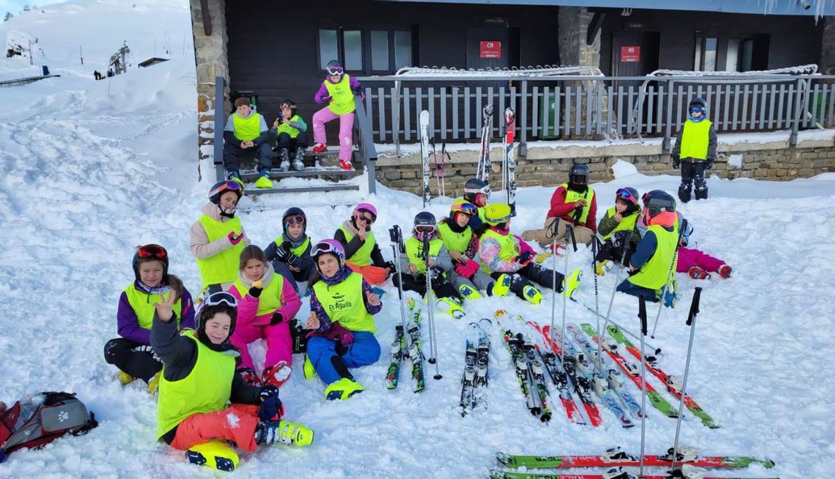 Veinticinco alumnos del CEIP Montes del Castellar esquiaron y compartieron experiencias en Candanchú. | SERVICIO ESPECIAL