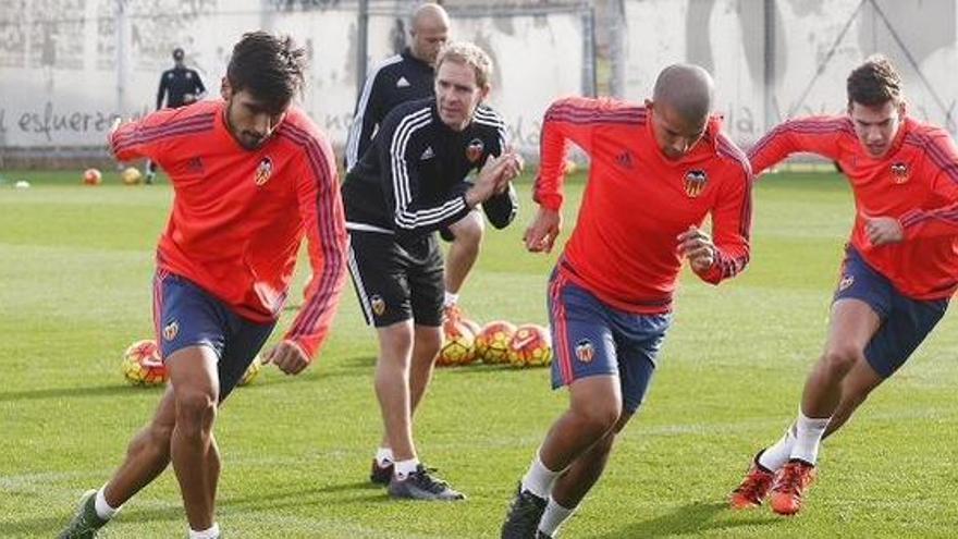 Feghouli, antes de retirarse del entrenamiento.