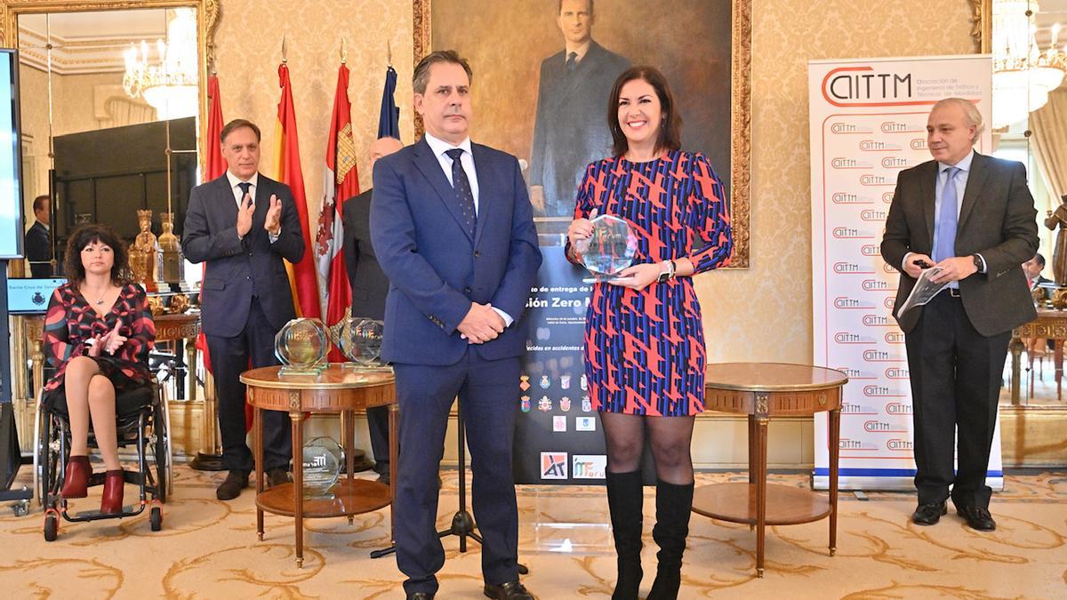 Un momento de la entrega del premio a Santa Cruz, que recogió la edil de Movilidad, Evelyn Alonso.