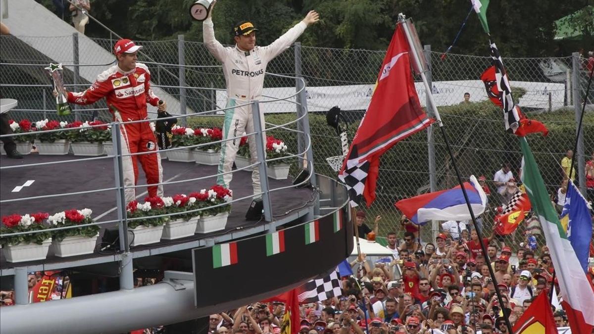 Rosberg celebra la victoria en Monza junto a Vettel.