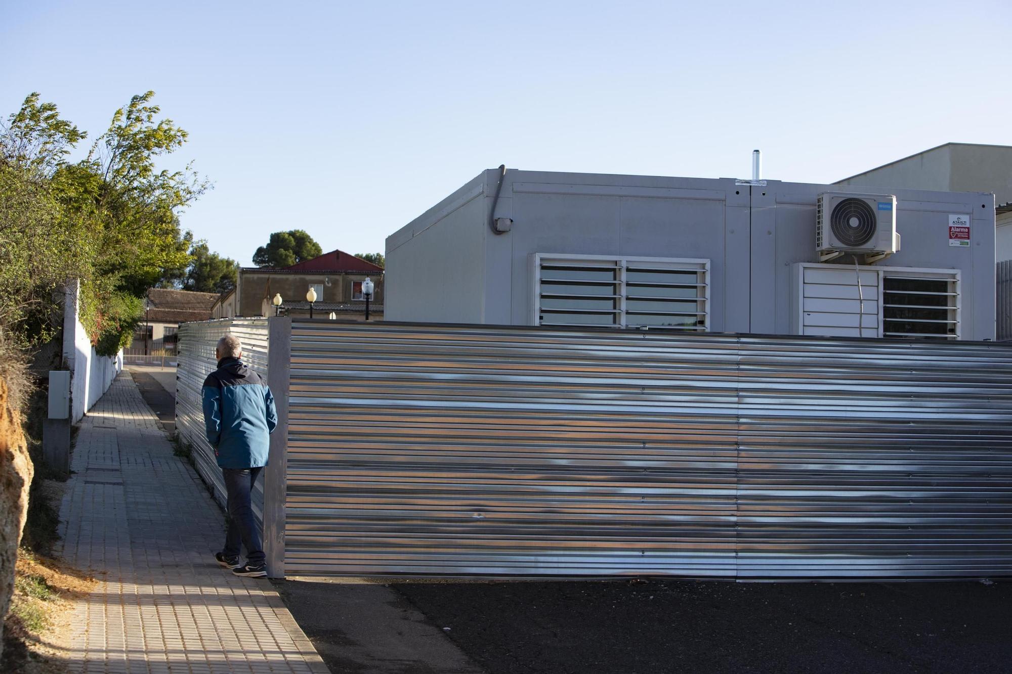 Protesta a las puertas del CEIP Lluís Vives de Bocairent por la paralización de las obras.