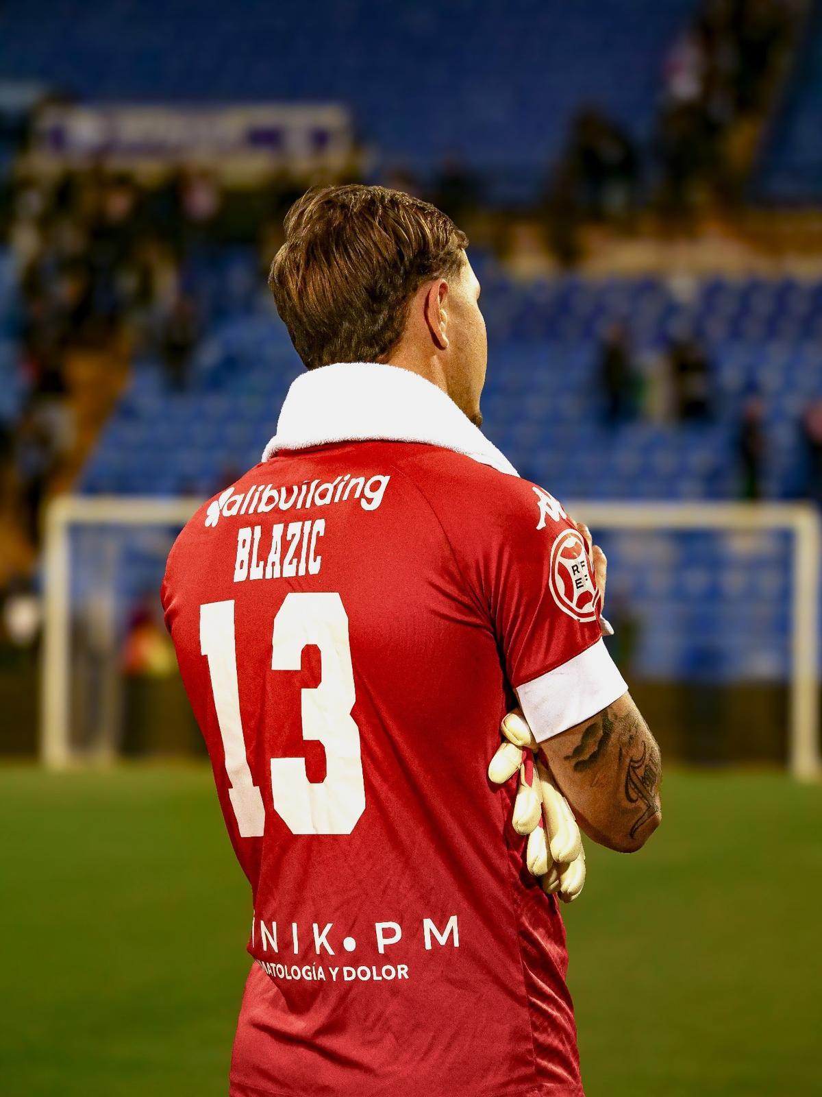 Alessandro Blazic, de espaldas, después de ser suplente en un partido con el Hércules, en el Rico Pérez.