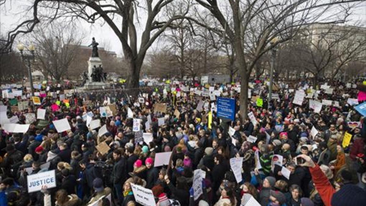 Miles de personas protestan en Washington contra la política de Trump con los refugiados e inmigrantes.