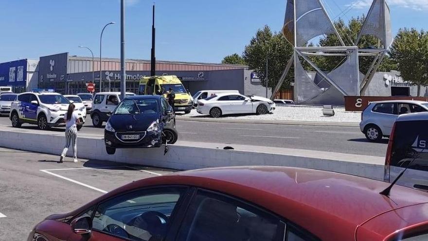 Xoc entre dos vehicles a la rotonda d&#039;Empuriabrava