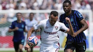 Rene, del Fluminense, pugna con Dumfries, del Inter, este lunes.