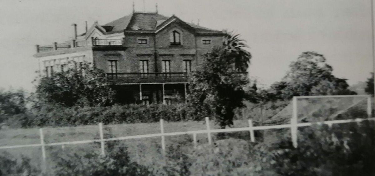 En la actualidad vemos «Quinta Lutgarda» (evidentemente reformada) pasada La Guía, a la derecha, camino de la Universidad Laboral, avenida del Jardín Botánico 536. Era la residencia de Celestino Álvarez-Builla García-Barrosa, fallecido en abril de 1947, y de su familia. En primer término, a la derecha de la imagen, aparece una portería del campo de La Matona en el año 1910. Campo de fútbol legendario en los inicios del fútbol en Gijón porque en La Matona jugó el Sporting unos años antes de hacerlo en La Flor de Valencia (al otro lado de la avenida del Jardín Botánico, en el número 389) donde una placa de cerámica junto a la bolera de Peña Magdalena, señala «Prau Balón». Luego ya pasó el Sporting a El  Molinón. Como Quinta Lutgarda existe esta fotografía que sitúa dónde estaba exactamente el campo de La Matona. De una finca de nombre La Matona ―sin casa, sin campo de fútbol― ya tenemos noticia desde el año 1895. El juez Jovino Fernández Peña  anunciaba la subasta de la finca La Matona «de catorce días de bueyes, o una hectárea, setenta y seis áreas, siete centiáreas, cuyos linderos son: al Este la carretera de Cabueñes, al Norte terreno que perteneció a don Ernesto Winter, al Sur y Oeste caminos particulares». | LNE