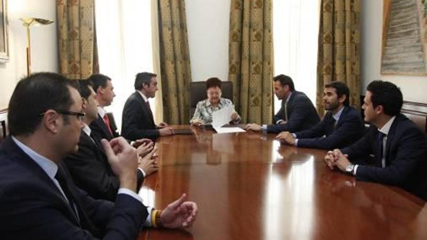 Los asistentes a la firma del convenio en el Palacio Provincial.