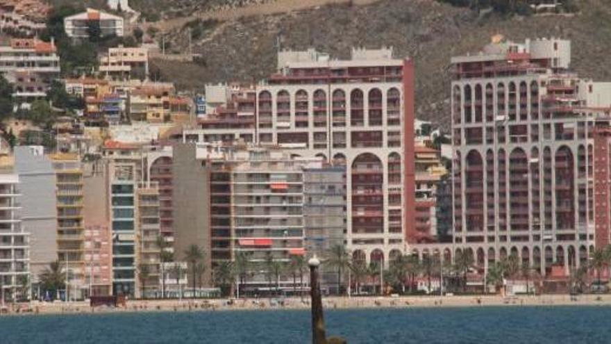 Vista de la bahía de Cullera desde el mar con apartamentos turísticos.