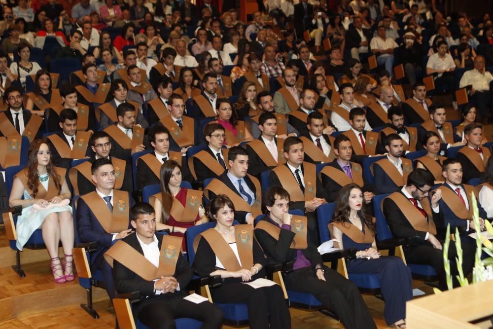 Graduación de "Teleco" y Derecho Económico