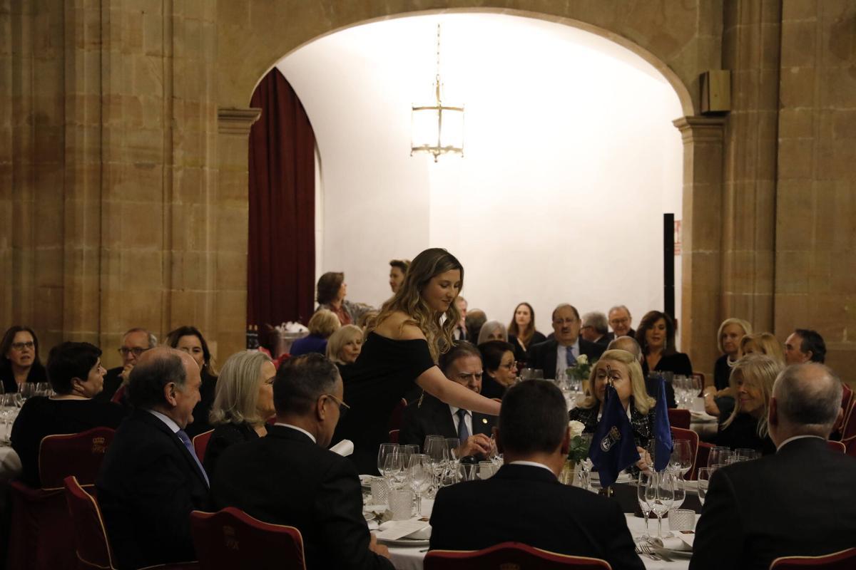 Montaña Sánchez-Arévalo recibe el premio "Mujer Trabajadora" del Rotary Club de Oviedo