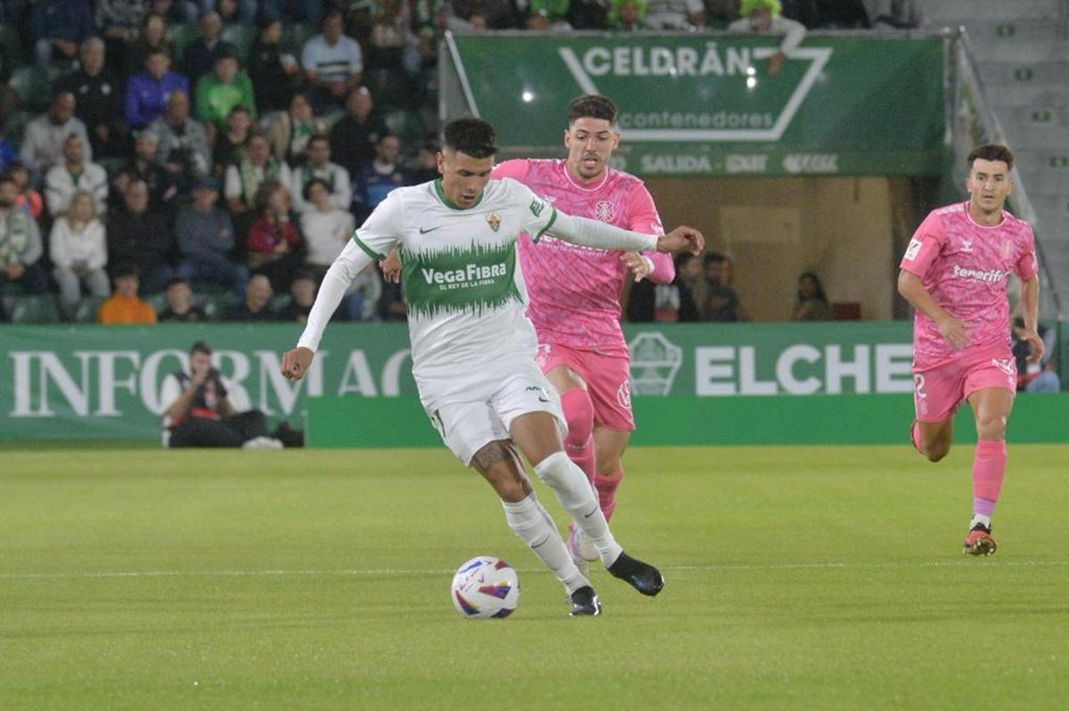 Nico Castro conduce el balón ante un rival