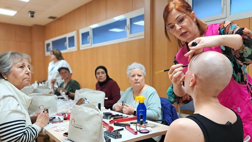 L’Hospital d’Igualada acull una nova edició del taller de cura de la pell i maquillatge per a pacients oncològiques
