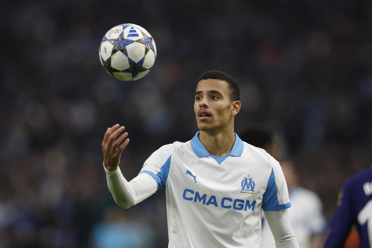Mason Greenwood juega con el balón durante un partido de la Champions League con el Marsella