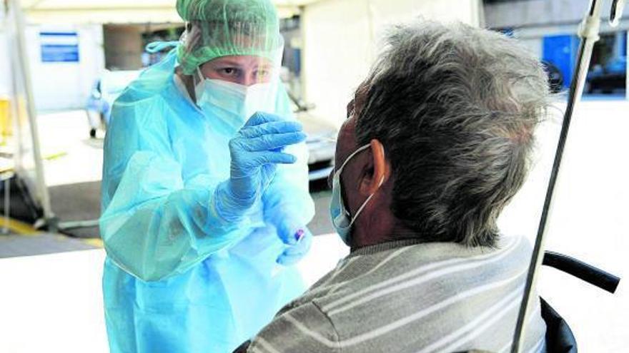 Una profesional realizando un test en el punto de extracción del &quot;Covid-Auto&quot;.