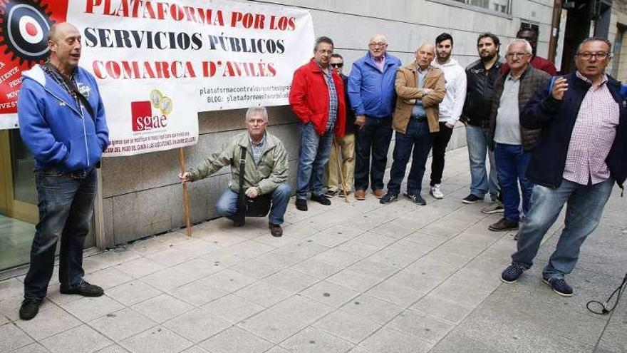 La movilización vecinal, ayer, delante del Juzgado.