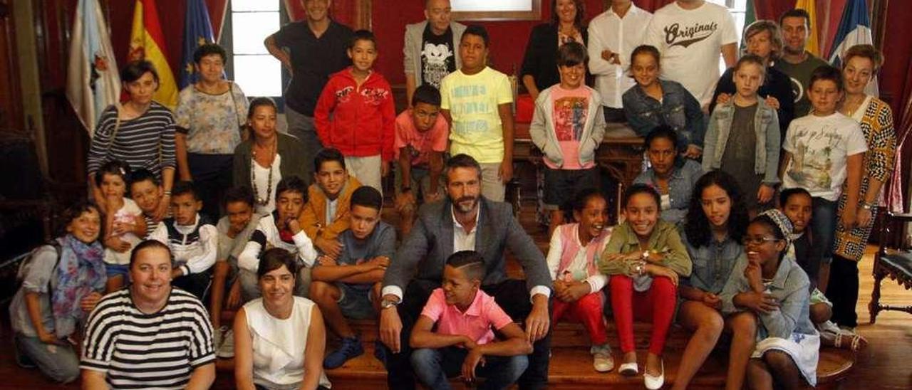 El alcalde, sentado en el centro, con miembros de las familias y los niños saharauis. // Noé Parga