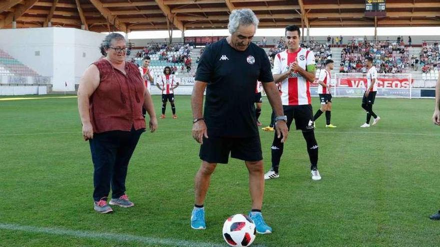 María y José hacen el saque de honor y se convierten en protagonistas