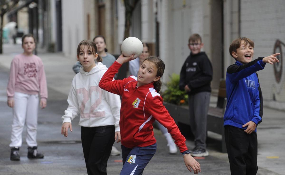 Pequeños deportistas disputan un partido de brilé en la Serafín Pazo.  | BERNABÉ/ JAVIER LALÍN