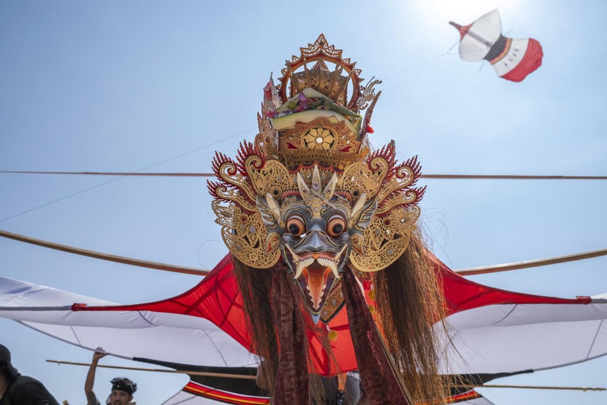 El cielo de Bali se colorea con su festival anual de cometas