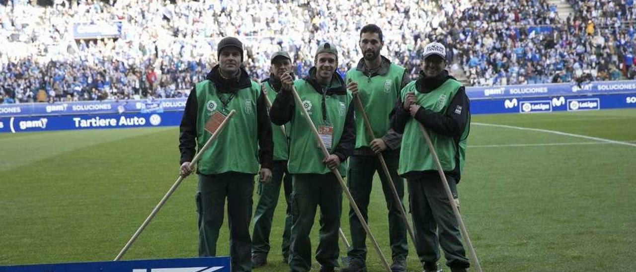 El equipo de jardineros de Jarpa, antes del partido. En detalle, Borja y Javi Fuego sobre el césped, y varios jardineros.