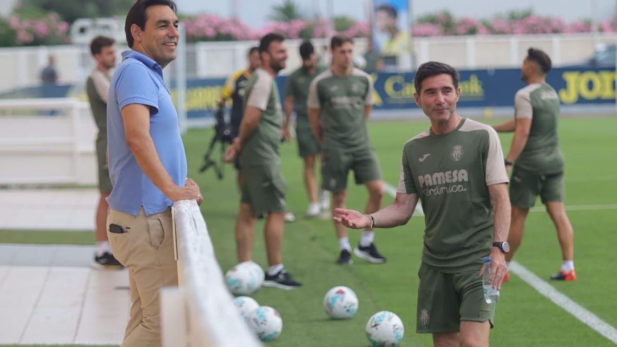 El director de fútbol del Villarreal, Miguel Ángel Tena (i), junto al entrenador, Marcelino García Toral (d).