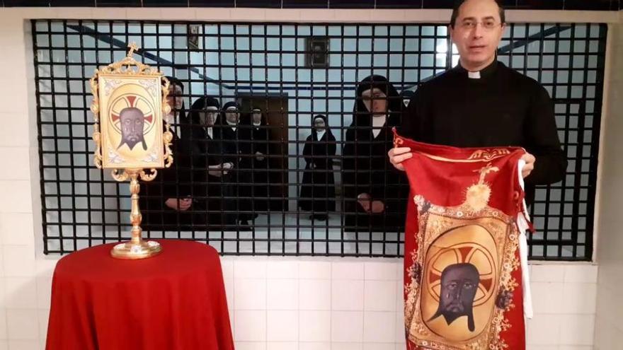 Las monjas de la Santa Faz invitan a colocar imágenes y objetos de la Reliquia en los balcones