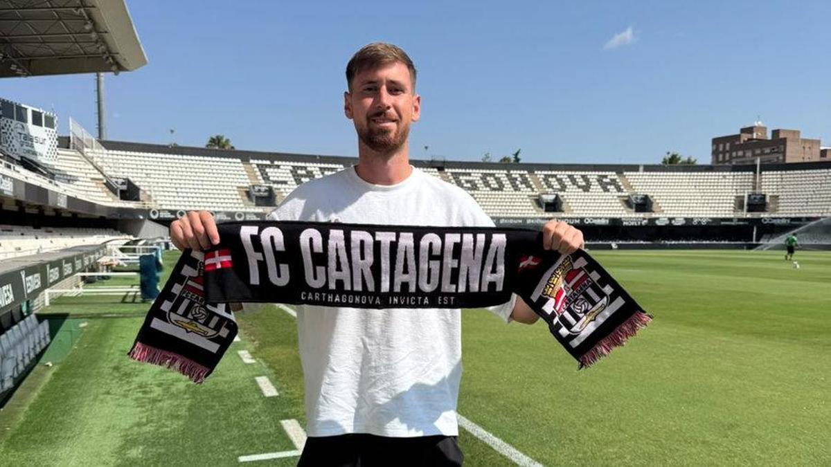 Amet Korça posa con la bufanda del FC Cartagena