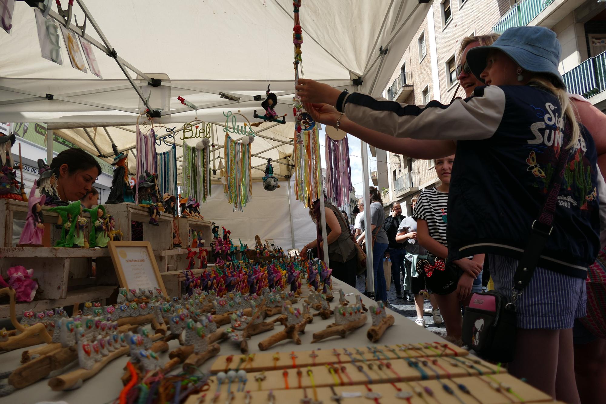 Carrers plens de gom a gom per les fires de l'1 de maig