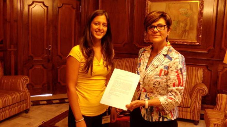 Cristina Marín en una imagen de archivo junto a la presidenta de la Asamblea Regional, Rosa Peñalver, con la que también se ha reunido hoy