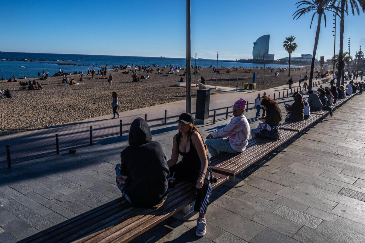 En manga corta a 8 de diciembre en Barcelona. La buena temperatura, llena las playas de la ciudad.