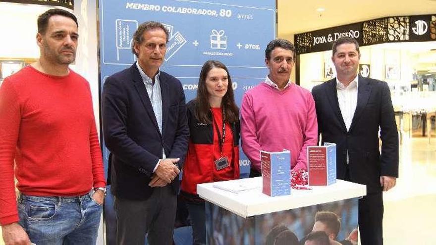 Asistentes a la presentación de la campaña, en Ponte Vella. // I.O.