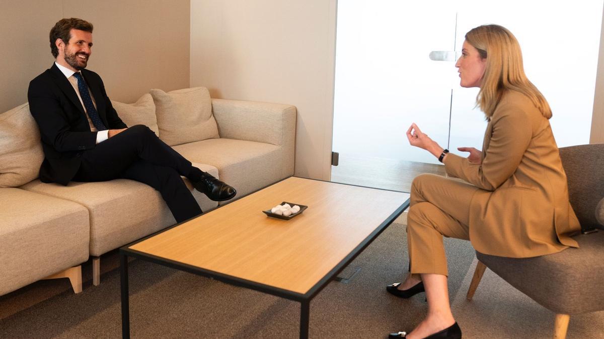 El líder del PP, Pablo Casado, con la nueva presidenta del Parlamento Europeo, Roberta Metsola.