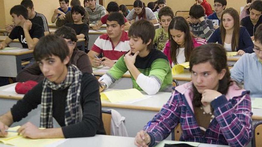 Un amplio grupo de estudiantes realiza una prueba matemática en la Politécnica de Alcoy.