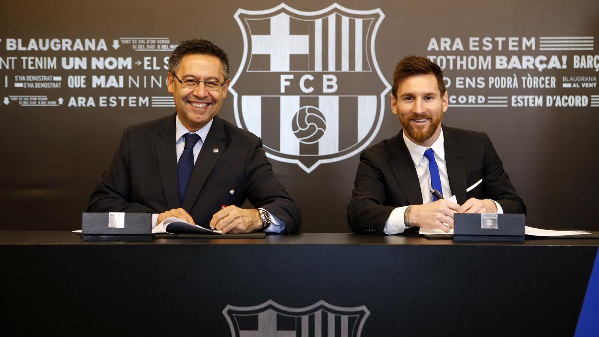 Leo Messi junto a Josep Maria Bartomeu firmando un nuevo contrato con el Barcelona hasta junio de 2021