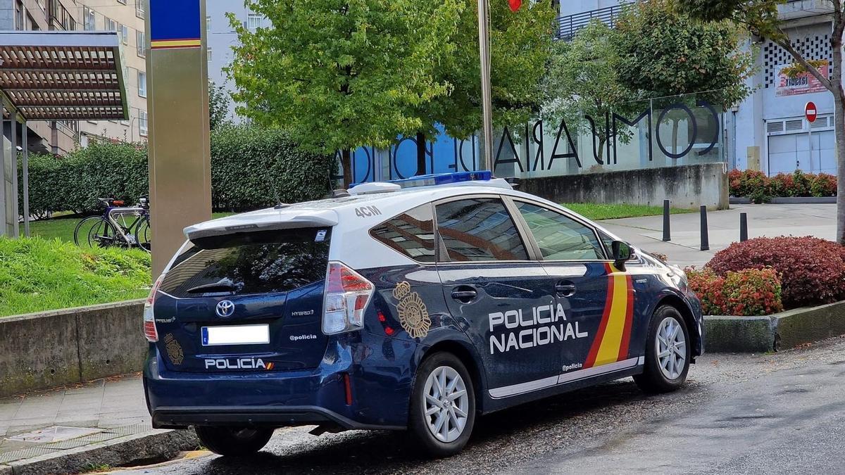 Un vehículo policial frente a la Comisaría de Vigo