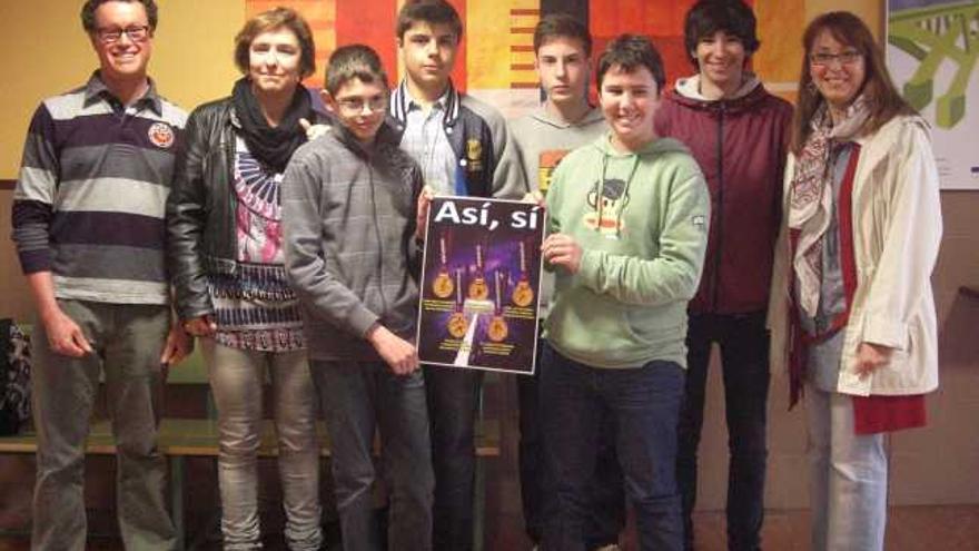 El equipo ganador, con el cartel. Por la izquierda: Rodrigo Olay, Pilar Ortea, Adrián Blanco, Gonzalo Rodríguez, Manuel Blanco, Javier Suárez, Esteban Penín y María Jesús Quintana.