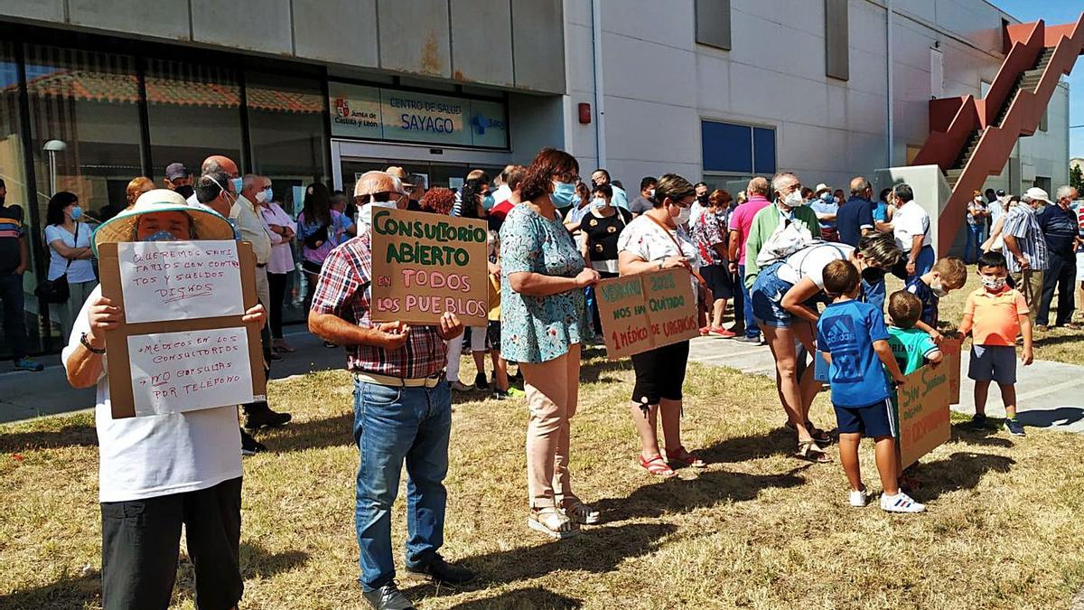 Una de las protestas que se han llevado a cabo en Sayago por la apertura de los consultorios médicos. | LOZ