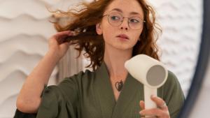 El secador moldeador estilo Dyson que más recomiendan los peluqueros está por solo 49 euros