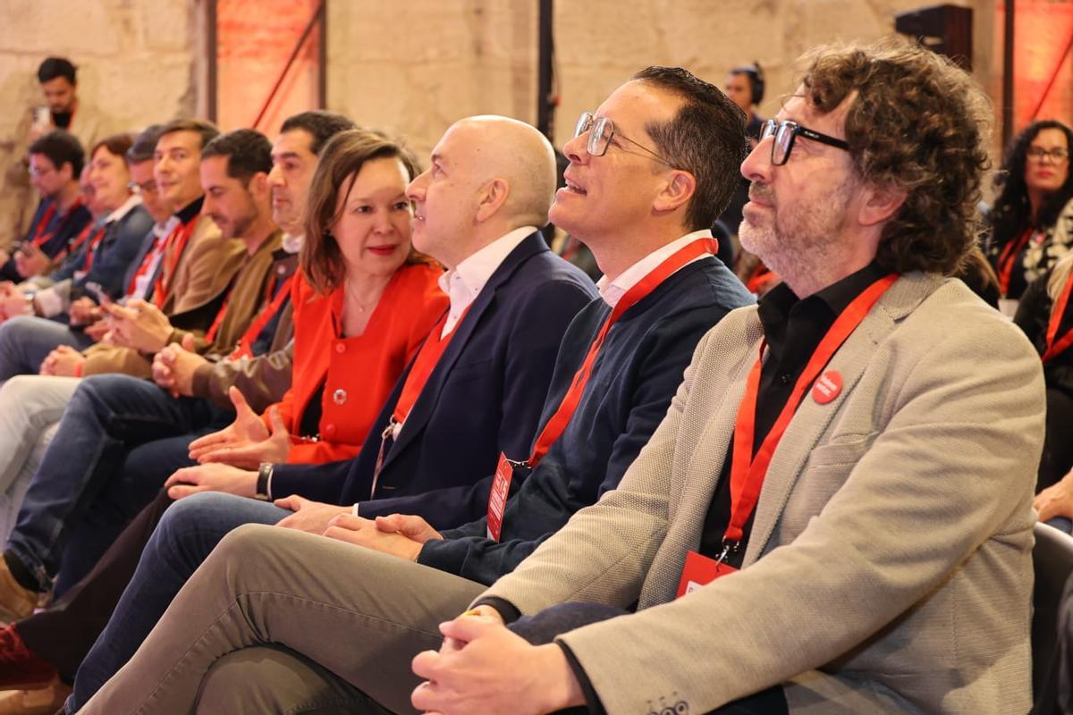 Alejandro Soler conversa con Leire Pajín al lado de Rubén Alfaro en el congreso del PSOE en Alcoy