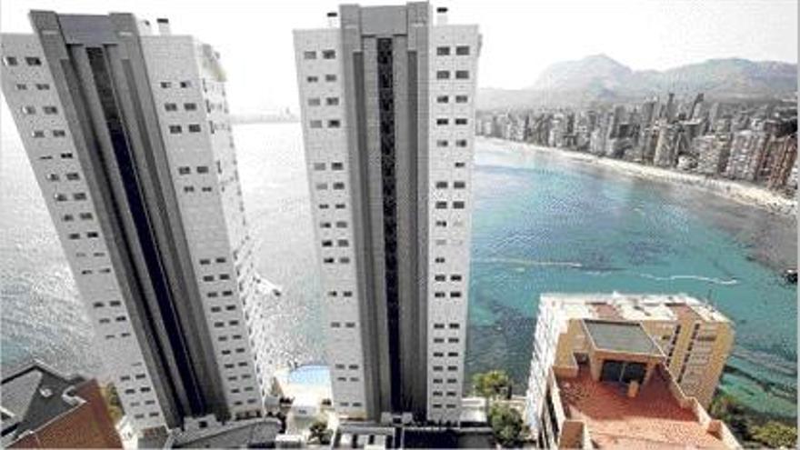 Benidorm no prevé demoler las dos torres declaradas ilegales por el Supremo