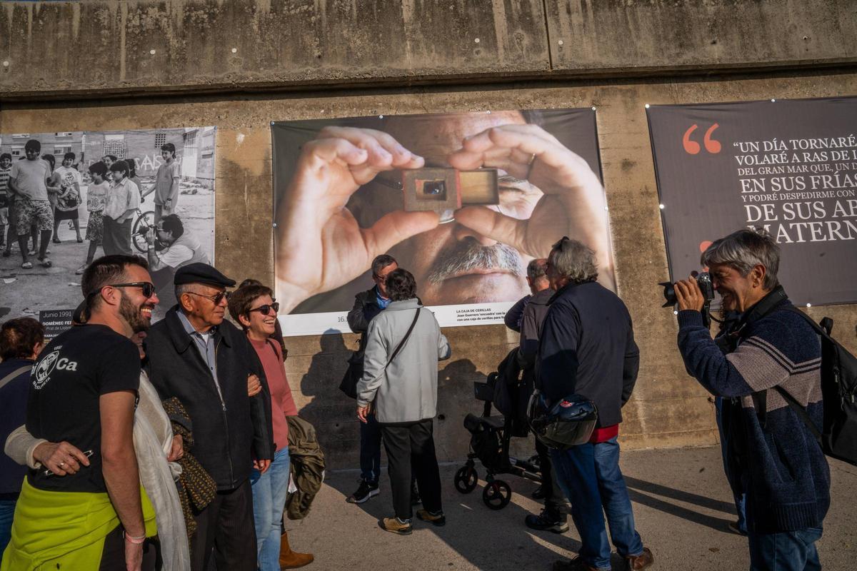 Catalunya Mirades Solidàries ha celebrado un homenaje póstumo al fotógrafo Joan Guerrero en Santa Coloma de Gramenet. La asociación ha inaugurado una exposición de Guerrero en el Parc Fluvial del Besòs y ha entregado el I Premio Joan Guerrero al fotógrafo brasileño Sebastiao Salgado. Catalunya Mirades Solidàries ha celebrado un homenaje póstumo al fotógrafo Joan Guerrero en Santa Coloma de Gramenet. La asociación ha inaugurado una exposición de Guerrero en el Parc Fluvial del Besòs y ha entregado el I Premio Joan Guerrero al fotógrafo brasileño Sebastiao Salgado.