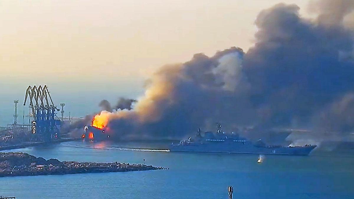El buque de desembarco ruso Berdyansk, en llamas