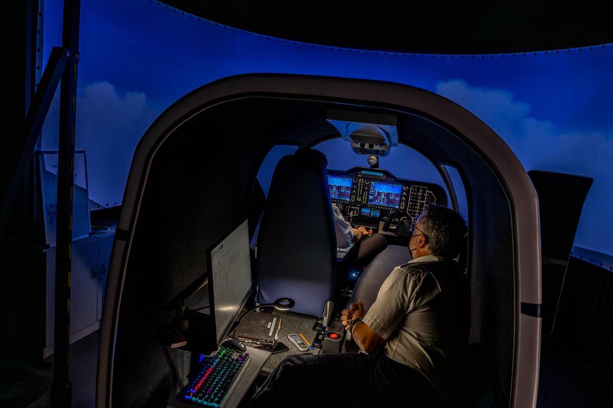 Un simulador de vuelo en el Aeroclub de Sabadell